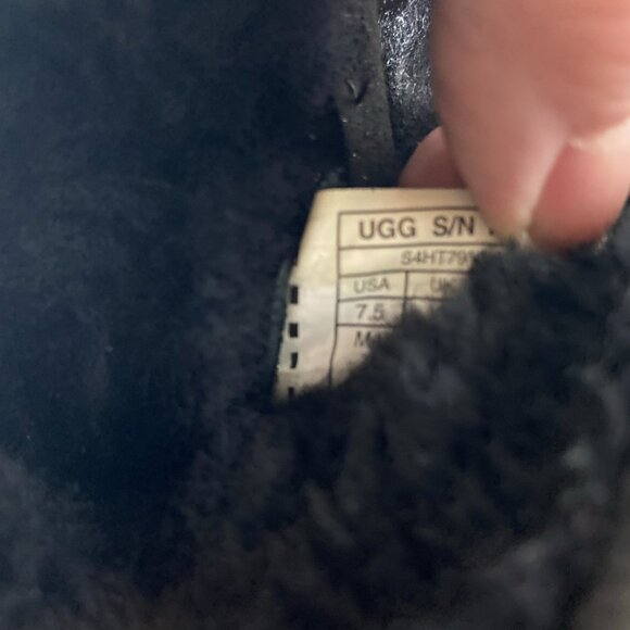 UGG Classic Short Black Shearling lined Boots Women’s 7.5 - Picture 7 of 8